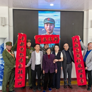 市愛(ài)國(guó)擁軍促進(jìn)會(huì)名譽(yù)會(huì)長(zhǎng)潘新華等走訪(fǎng)慰問(wèn)都昌縣光榮院為烈士母親慶祝生日