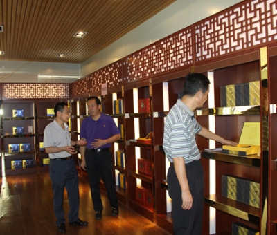 江西日報副巡視員陳賽文來仙客來公司指導(dǎo)企業(yè)文化建設(shè)